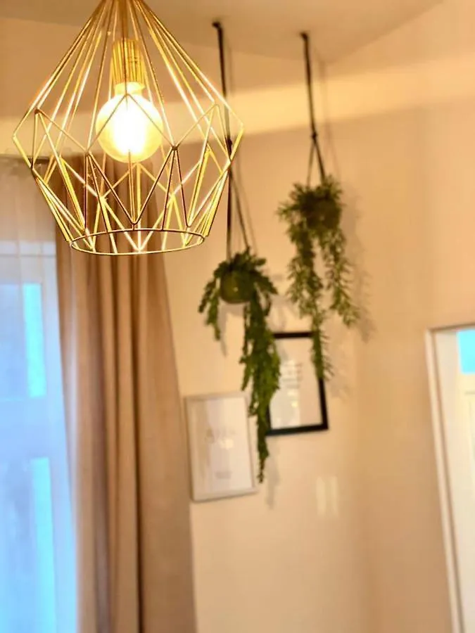 Amazonian Jungle Apartment In Vienna